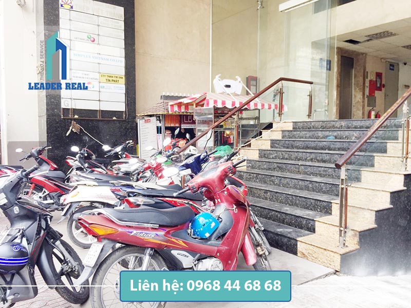 Lối vào tòa nhà cho thuê văn phòng Việt Thành building quận 5