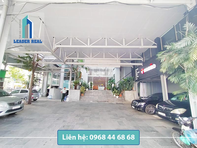 Sân đậu xe tại văn phòng cho thuê Nguyên Hưng Phú building quận 7